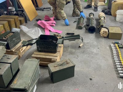 Знайдену на фронті зброю перетворили на «товар»: затримано організовану групу військових