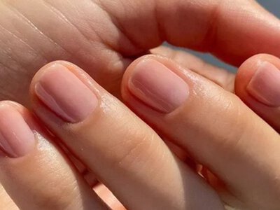 Лак на нігтях тріскається вже наступного дня: винною може бути вода перед манікюром