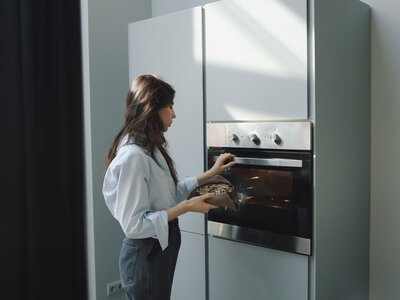 Мікрохвильовка нагріває тарілку сильніше за їжу: чому так відбувається