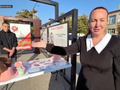 На згадку про псевдовибори на лівобережжі Херсонщини окупанти пропонують людям забирати з собою капелюхи з дільниці - Херсон Daily