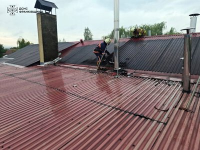 У Калуші на приватному підприємстві сталася пожежа: горіла покрівля будівлі