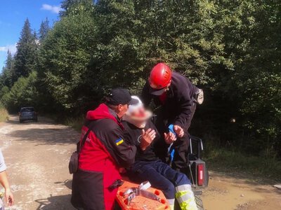 «Докатався»: у Карпатах чоловік зірвався з гігантської 10-метрової гойдалки під час розваг