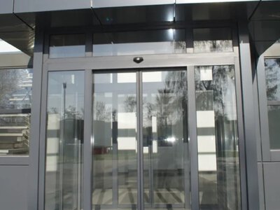 Як оформити сучасний вхід у комерційну або громадську будівлю