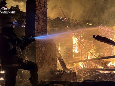 іНа Шосткинщині понад 8 годин гасили масштабну пожежу в нежитловій будівлі