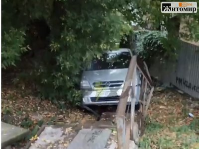 У Житомирі автівка без водія скотилася просто на сходи. ВІДЕО