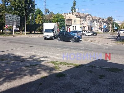 Mercedes і Nissan зіткнулися на перехресті у Миколаєві: рух утруднений
