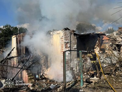 На Донеччині рятувальники дістали людей з-під завалів (фото)