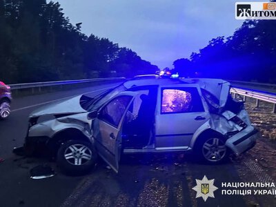 На трасі в Житомирській області Volkswagen врізався у відбійник і перекинувся: троє травмованих