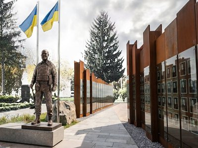 У Сокирянах триває робота із встановлення пам’ятника загиблим Героям