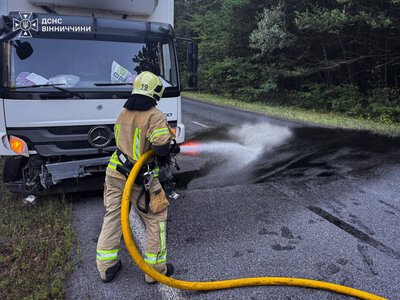 Поблизу Калинівки вантажівка врізалася у відбійник: рятувальники ліквідували наслідки ДТП