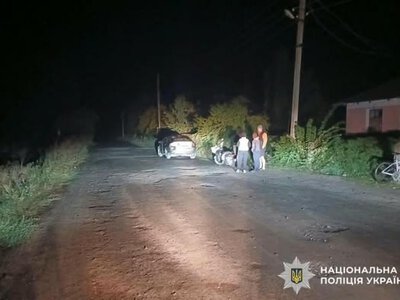 На Рівненщині 21-річний мотоцикліст врізався у припарковане авто: водій був без шолома
