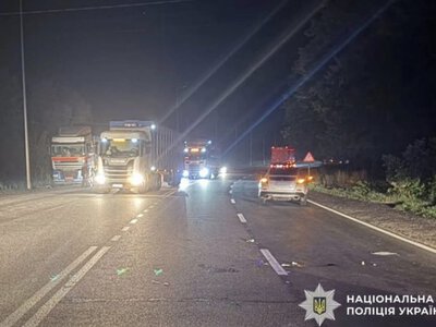 Чоловіка збив легковик та переїхала фура