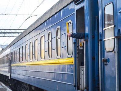 Під час жовтої тривоги залізниця та потяги працюватимуть, а під час червоної посадка та відправлення потягів призупинятиметься