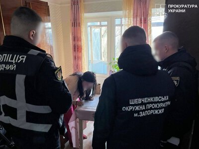 За 2 тисячі доларів хотіла продати власних доньок: у Запоріжжі судитимуть 22-річну матір і співзасновницю дитячої ГО