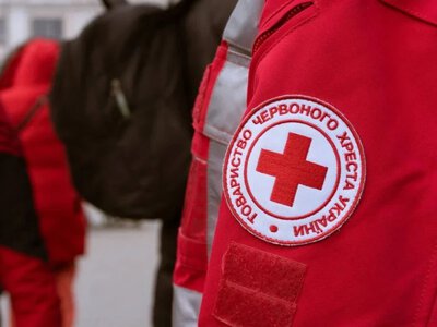  Товариство Червоного Хреста продовжує доставляти гуманітарну допомогу жителям Херсонщини після знищення складу 