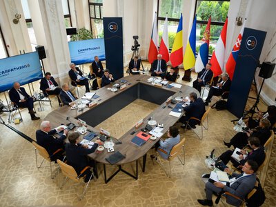 “Карпатський регіон – це ворота для маршрутів із Південного Кавказу та Азії через Чорне море”, – Зеленський на саміті “Карпатської вісімки” (ФОТО)