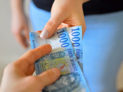 Українцям дозволили переказувати валюту за кордон без банків: що змінив НБУ