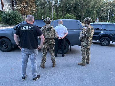 Адвокат–керівник відділу безоплатної правничої допомоги за 20 тисяч доларів обіцяв виїзд за кордон через “інвалідність”