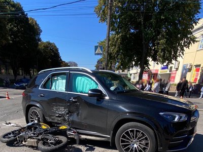 У Звенигородці водій кросовера зіткнувся з мотоциклістом на перехресті