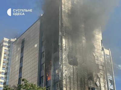 РФ вдарила по центру Одеси ударними дронами: загорівся бізнес-центр (фото, відео) (ОНОВЛЮЄТЬСЯ)