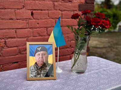 У громаді на Рівненщині відкрили меморіальну дошку загиблому захиснику Руслану Корейку