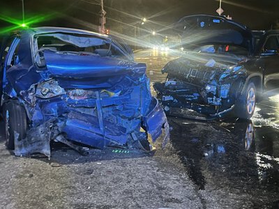 Пасажира затисло в понівеченому авто: у Запоріжжі рятувальники деблокували потерпілого після ДТП