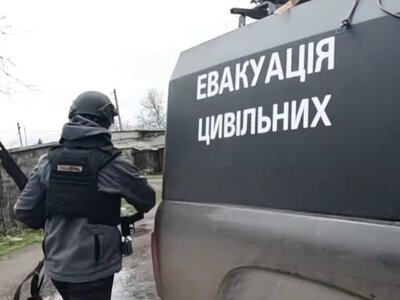На Херсонщині з-під російських обстрілів евакуювали бабусю з двома онуками