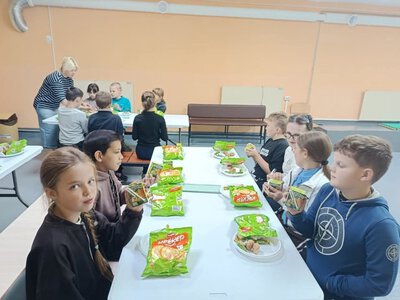 Юним мешканцям Білозерської громади передали солодкі подарунки з Молдови