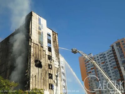 Удар по бізнес-центру в Одесі: як ліквідовували наслідки атаки (фоторепортаж)
