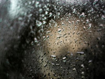 Вікна перестануть «плакати» вранці: крапля засобу для посуду зменшить конденсат