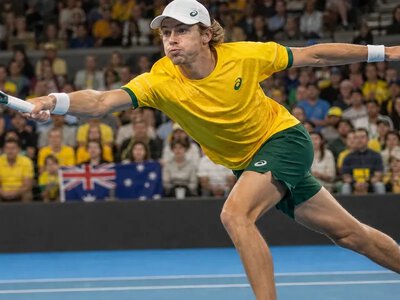 Алекс де Мінаур переміг Макса Касніковського в Брісбені — ABC News Australia