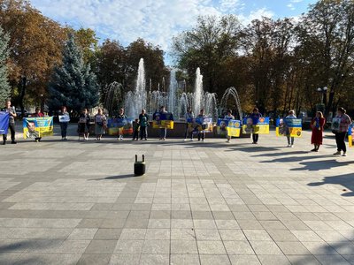 «Треба не мовчати»: у Кременчуці рідні полонених та безвісти зниклих вийшли на акцію