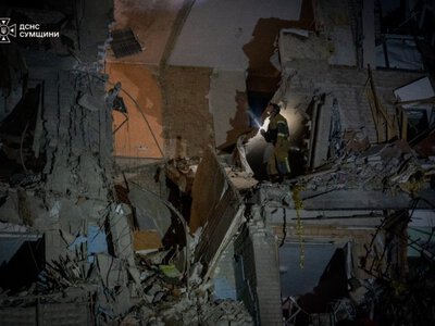 У Сумах російська авіабомба влучила у багатоповерхівку: є жертви