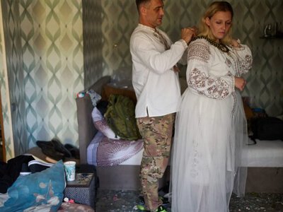 Серед розбитого скла та руїн: у Києві пара не відклала весілля після удару рф по квартирі