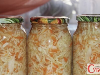 Залийте капусту гарячим маринадом: хрумка закуска до картоплі буде готова вже наступного дня