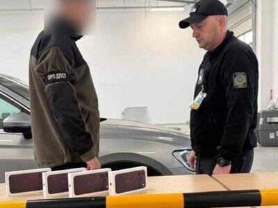 На Львівщину намагалися незаконно завезти нові iPhone на 850 тис. грн
