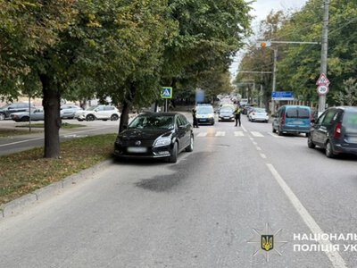 Потерпіла у лікарні: у Чернівцях на переході водій збив пішохідку