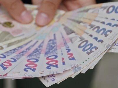 Українцям уріжуть виплати й підвищать податки: які програми можуть скоротити