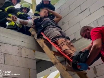 Будівельника у Вінниці з висоти евакуювали на ношах
