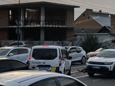 На Зодчих чоловік кинувся на автомобіль і помер просто на дорозі: що відомо про загадкову подію