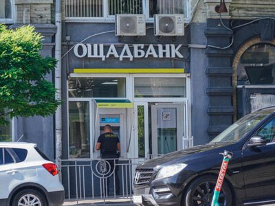 Ощадбанк може заблокувати пенсійну картку: які перекази та зняття готівки викликають підозру