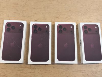 «Розпаковка» не за планом: на кордоні вилучили вісім нових iPhone 18 Pro Max (ФОТО)