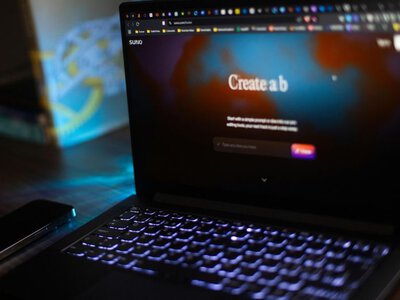 Sony Music та Universal Music Group знову подали до суду на розробника AI-музики Suno