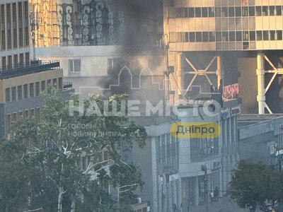 Вибухи в Дніпрі: горить торговий центр після атаки безпілотників