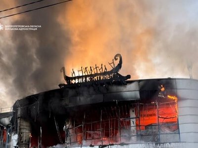 Росіяни вдарили по Дніпру: спалахнув ТЦ “Новий континент”, є постраждалі