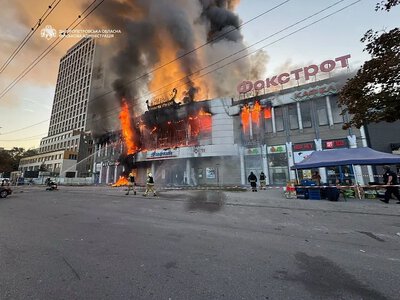Росіяни атакували торговий центр у Дніпрі: є поранені (видео)