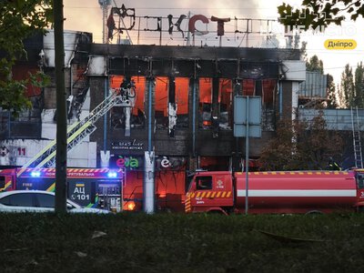 Російський удар по торговельному центру в Дніпрі: двоє поранених, пожежа