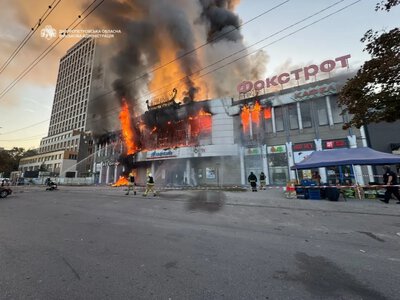 Російський удар по Дніпру: загорівся торговельний центр, є поранені