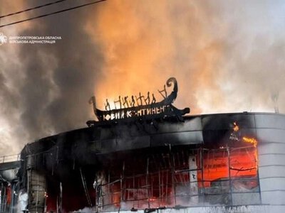 Росіяни атакували ТЦ у Дніпрі: вирує пожежа, є поранені