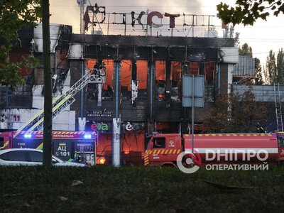 ТЦ «Новий континент» на Перемозі в Дніпрі охопило вогнем: що зараз відбувається на місці удару рф
